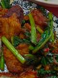 ผัดเผ็ดหมูกรอบด้วยหม้อทอดไร้น้ำมัน