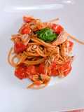 Spaghetti trafilati al bronzo integrali con pomodorini e sgombro grigliati.