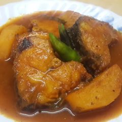 A picture of Rui Macher Jhol Aloo diye/Rohu Fish gravy with Potatoes.