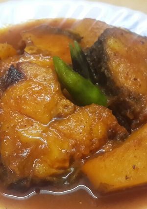 A picture of Rui Macher Jhol Aloo diye/Rohu Fish gravy with Potatoes.