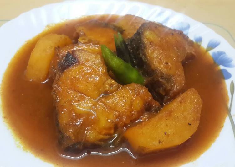 Recipe of Favorite Rui Macher Jhol Aloo diye/Rohu Fish gravy with Potatoes