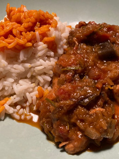 Una foto de Guiso de pollo y berenjenas sefardí