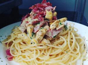 Una foto de Pasta Carbonara de Pollo Fácil en Casa