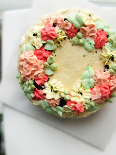 A picture of Vegetable Shortening Buttercream Cake.