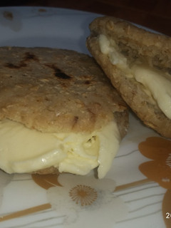 Una foto de Arepas de avena con queso de mano