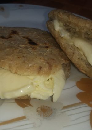 Una foto de Arepas de avena con queso de mano