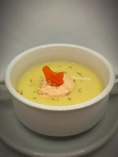 Una foto de Crema de apio con paté de salmón