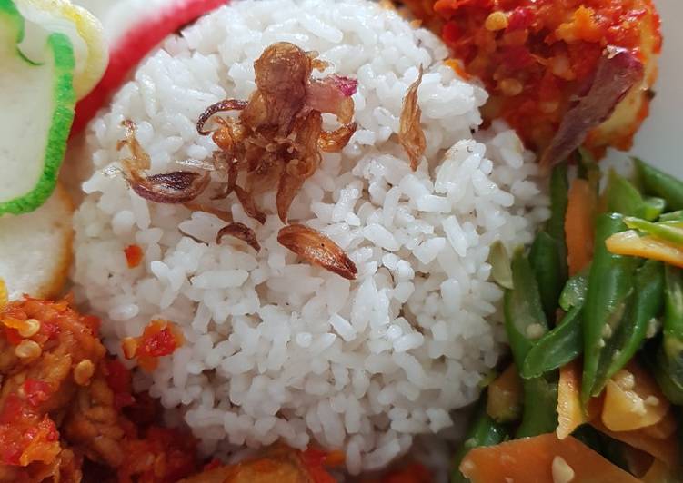 5 Resep: Nasi Uduk Rice Cooker Anti Ribet!
