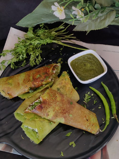 मूंग दाल पालक स्टफ चीला (moong dal stuff cheela recipe in Hindi) रेसिपी मुख्य फोटो