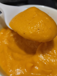 Una foto de Salsa🥕cremosa🥛de zanahoria🍟🌭