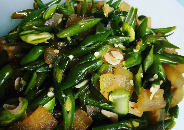 Recipe: Perfect Oseng buncis, kikil dan cabai ijo