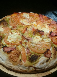 Una foto de Pizza🍕al Pesto🍀con Bacon🐷y queso de cabra 🐐