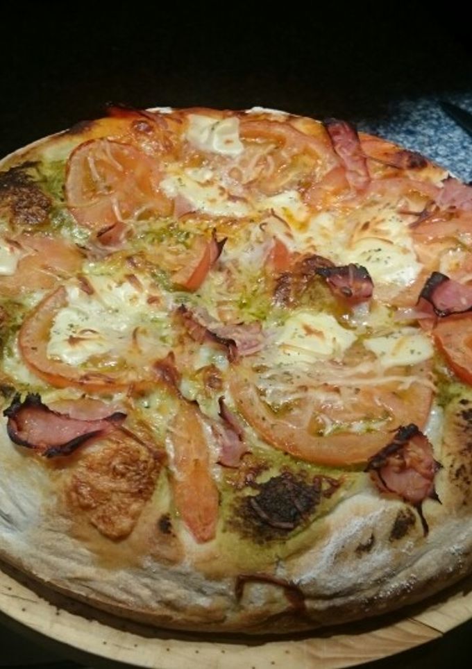 Una foto de Pizza🍕al Pesto🍀con Bacon🐷y queso de cabra 🐐