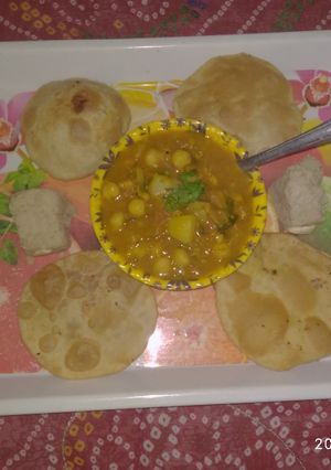 मैदा की कचौड़ी छोला(Maida ki kachouri chole recipe in Hindi) रेसिपी मुख्य फोटो