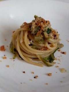 Foto di Spaghetti scarola e crumble di pane aromatico