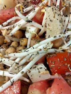 Una foto de Ensalada de garbanzos y brotes de soja