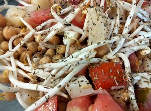 Una foto de Ensalada de garbanzos y brotes de soja
