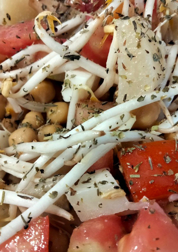 Una foto de Ensalada de garbanzos y brotes de soja