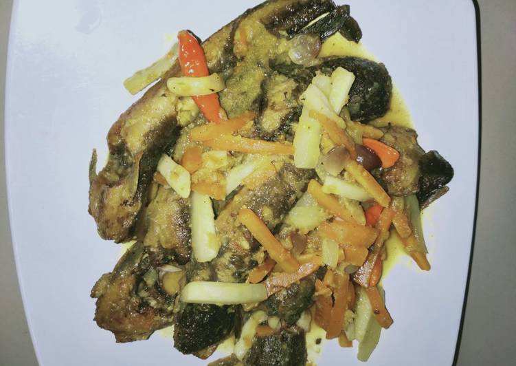 Lele pesmol (acar kuning)