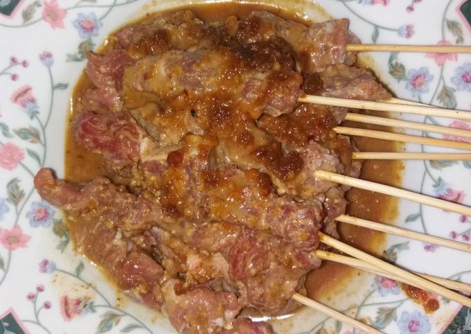 Sate bumbu sambal pecel toping kecap manis pedas