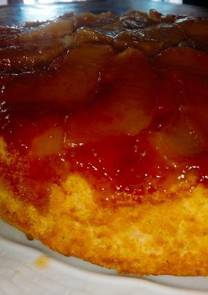 Una foto de Torta de manzana 🍎 invertida con 1 solo huevo