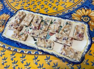 Une photo de Pavés de chocolat blanc aux corn flakes et fruits confits