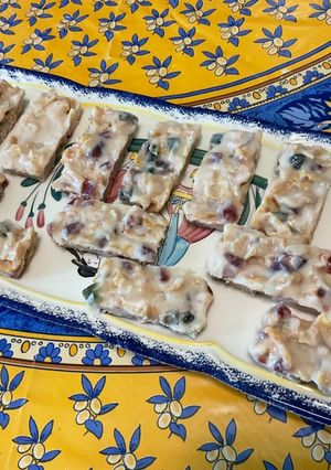 Une photo de Pavés de chocolat blanc aux corn flakes et fruits confits