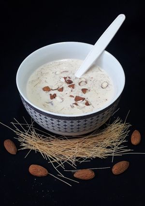 शेवयाची खीर (shewayachi kheer recipe in marathi) रेसिपी चे मुख्य फोटो 