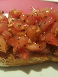 Una foto de Tostada de tomate y orégano