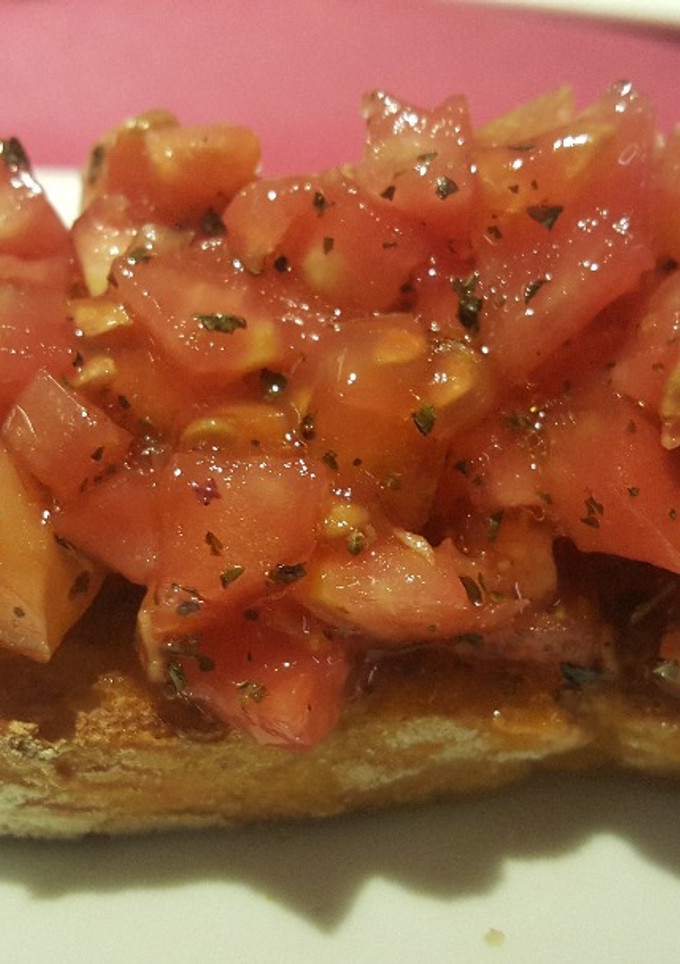 Una foto de Tostada de tomate y orégano
