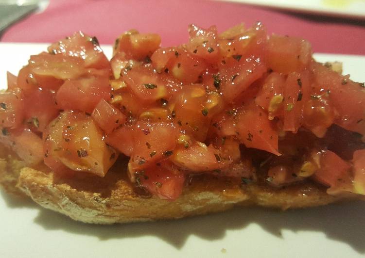 Tostada de tomate y orégano