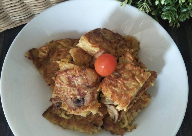 Mie telur jamur (omelet)
