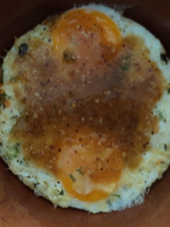 Una foto de Huevos rancheros en cazuela con salsa de tomatillo o mil tomate