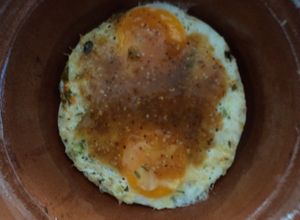 Una foto de Huevos rancheros en cazuela con salsa de tomatillo o mil tomate