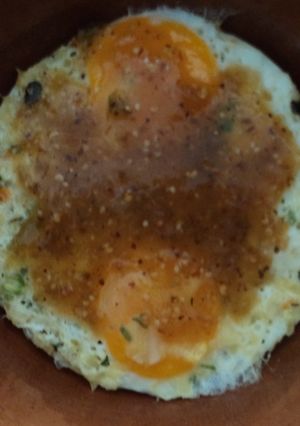 Una foto de Huevos rancheros en cazuela con salsa de tomatillo o mil tomate
