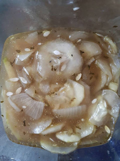 Una foto de Encurtido agridulce de pepino y cebolla