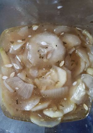 Una foto de Encurtido agridulce de pepino y cebolla