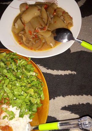 A picture of White rice & stew with Farfesun Banda.