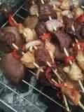 Brocheta mixta a la parrilla con ensalada de pepino