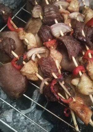 Una foto de Brocheta mixta a la parrilla con ensalada de pepino