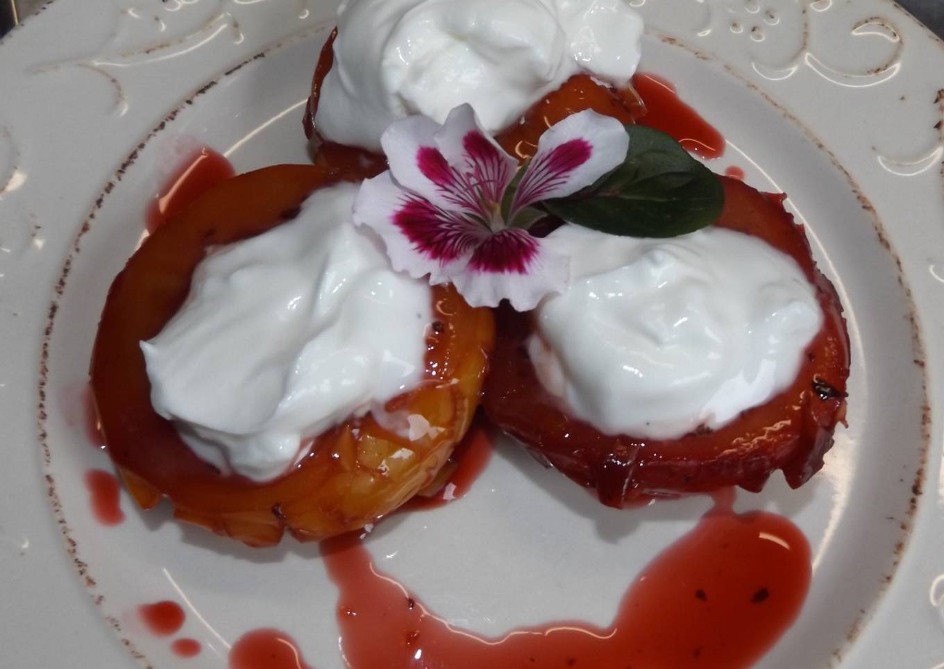 Ciruelas claudia y rojas con yogurt a la menta