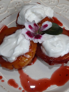 Una foto de Ciruelas claudia y rojas con yogurt a la menta