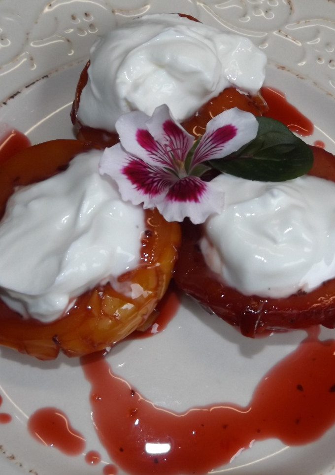 Una foto de Ciruelas claudia y rojas con yogurt a la menta