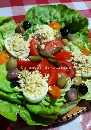 Une photo de Salade composée aux œufs mimosa au thon 🥗🥚🍴