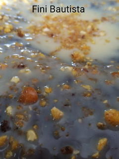 Una foto de Bizcocho de cacao en polvo con glaseado de chocolate blanco