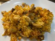 Una foto de caldo de pescado para arroz