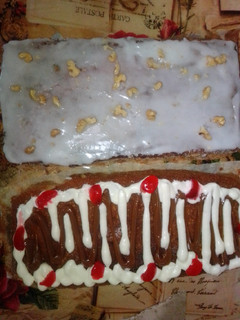 Una foto de Budín de banana con nuez glaseado de limón/ de leche y crema