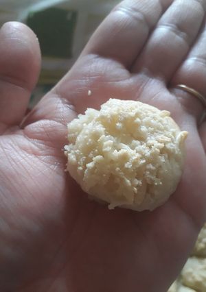 A picture of Cheesy cashew cookies.