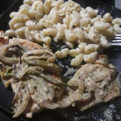 Una foto de Pechuga de pollo con fideos