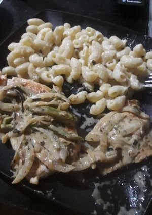 Una foto de Pechuga de pollo con fideos